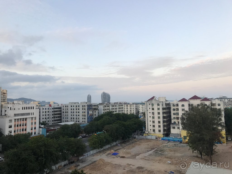 Отель напоминает остатки былой роскоши.