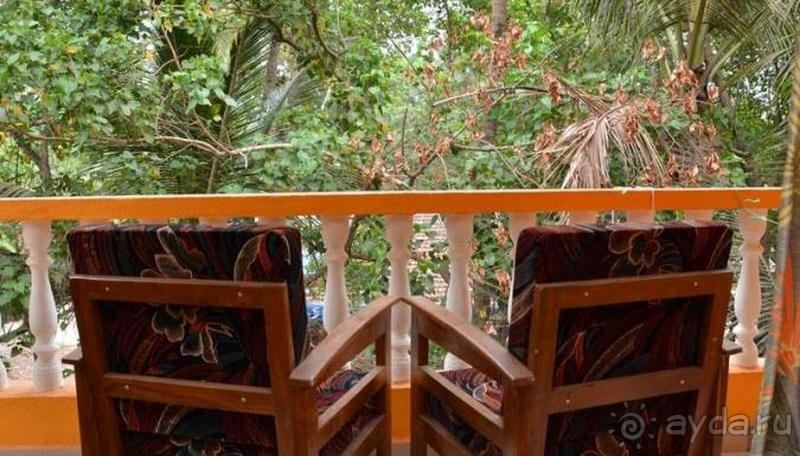 Если вы "на колесах", вам однозначно в The Orange House ;-)