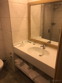 На фотографиях отель выглядит хуже и старее, чем есть на самом деле. 