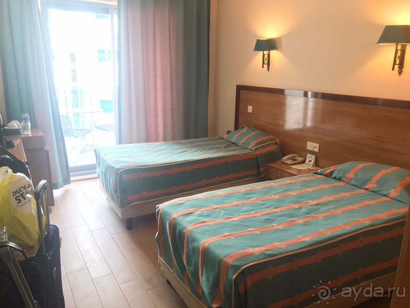 На фотографиях отель выглядит хуже и старее, чем есть на самом деле. 