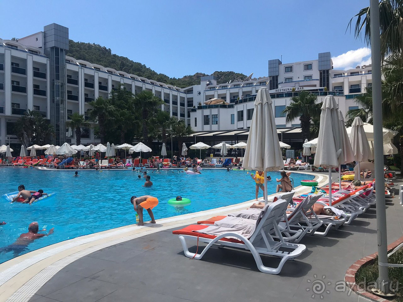 На фотографиях отель выглядит хуже и старее, чем есть на самом деле. 