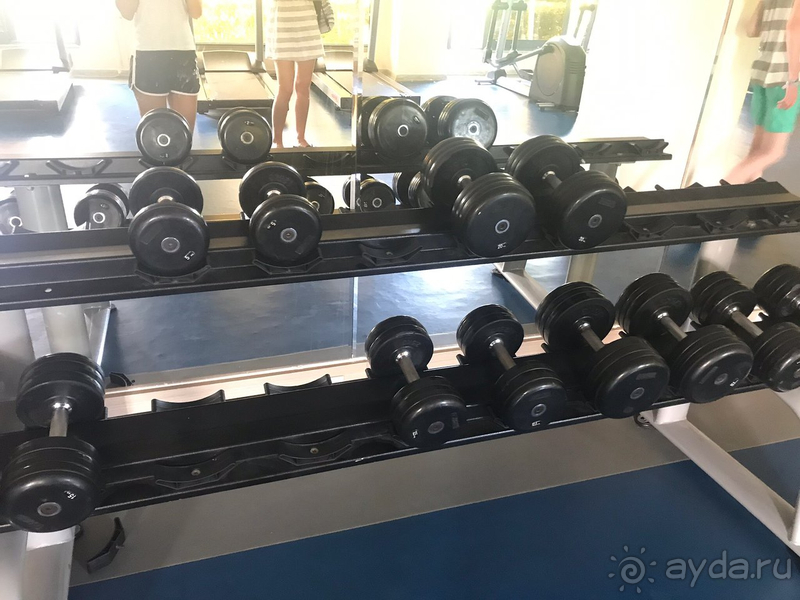 На фотографиях отель выглядит хуже и старее, чем есть на самом деле. 