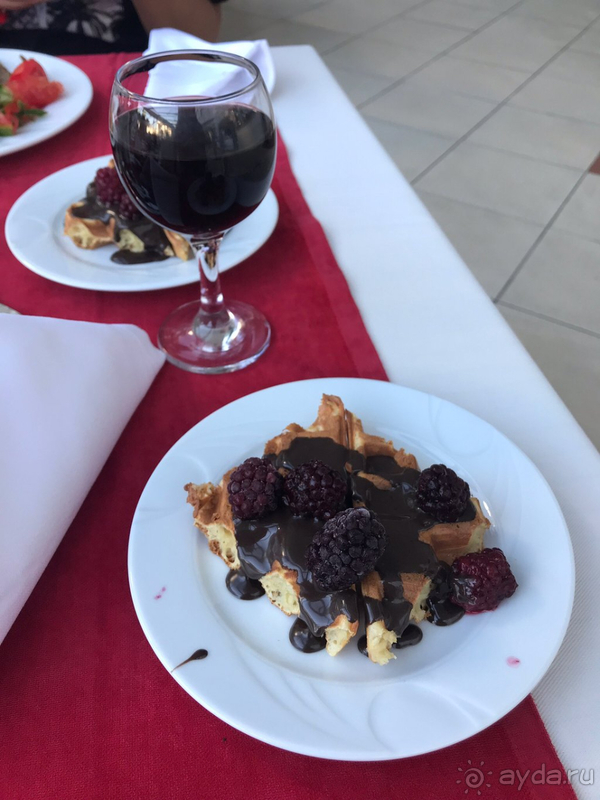 На фотографиях отель выглядит хуже и старее, чем есть на самом деле. 