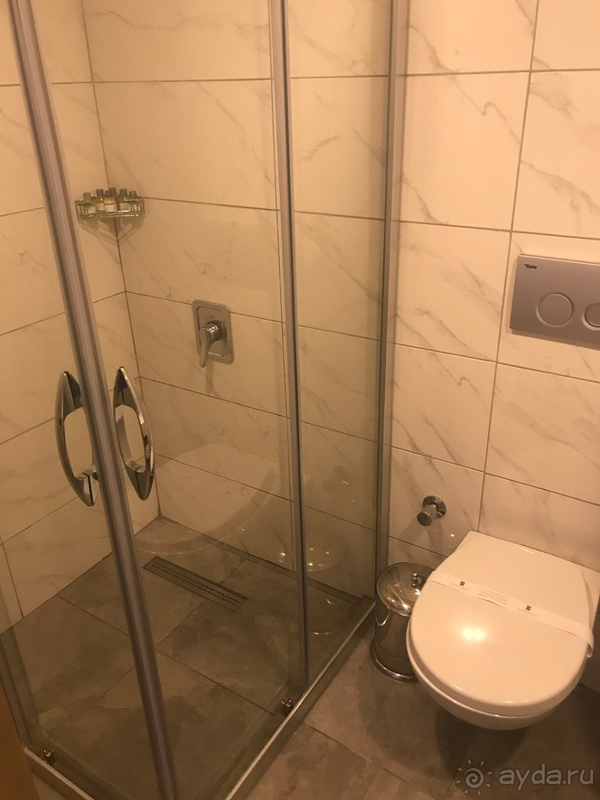 На фотографиях отель выглядит хуже и старее, чем есть на самом деле. 