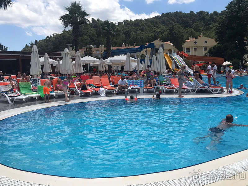 На фотографиях отель выглядит хуже и старее, чем есть на самом деле. 