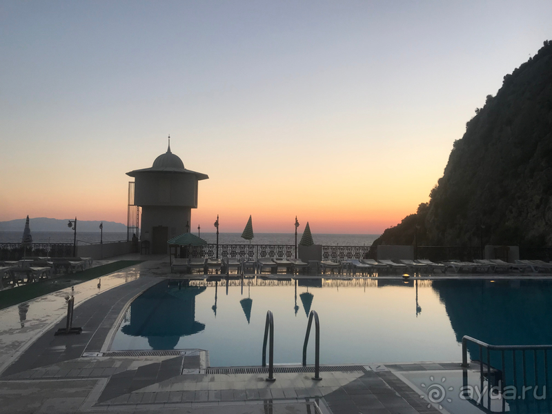 Отель на закате