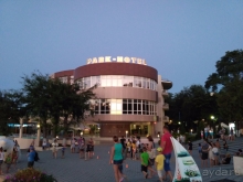 У отеля нет собственного пляжа