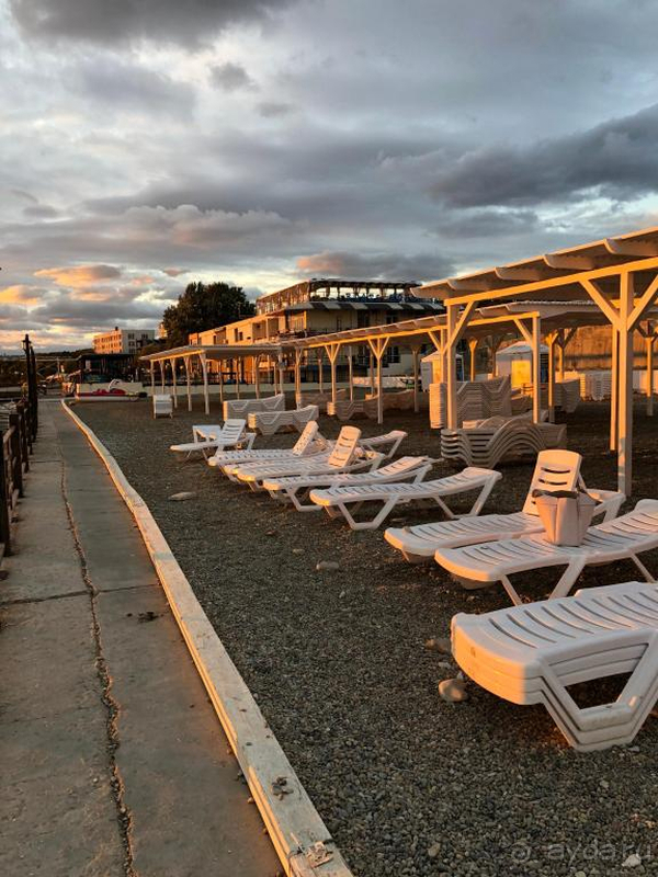 Хорошо, но пляж арендован у санатория "Солнечный берег"