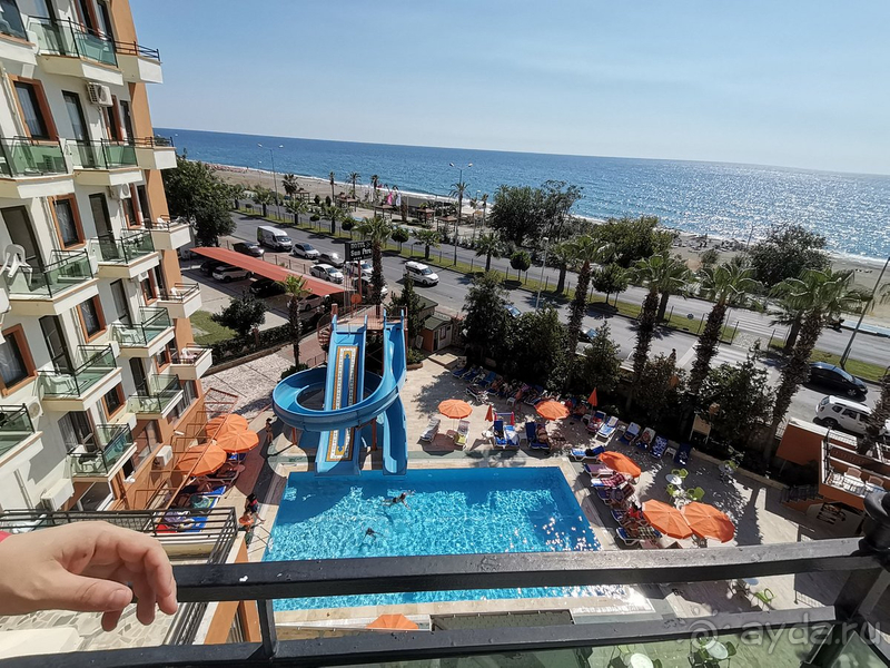 Отель заявлен как 4 звезды, но в этом у меня большие сомнения.