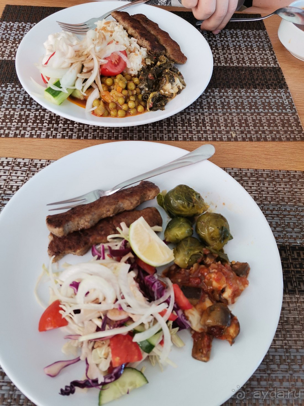 Отель заявлен как 4 звезды, но в этом у меня большие сомнения.