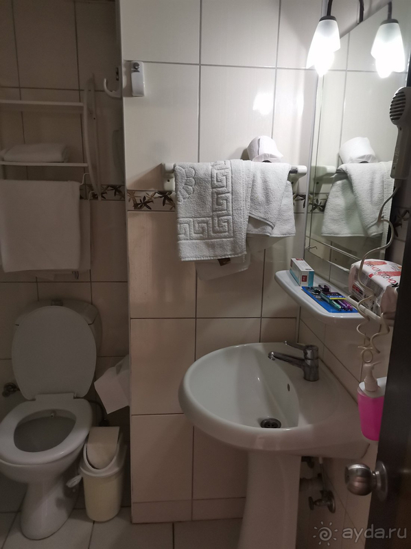 Отель заявлен как 4 звезды, но в этом у меня большие сомнения.