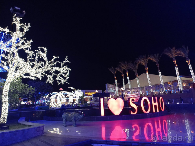 Супер большой отель с аквапарком. 