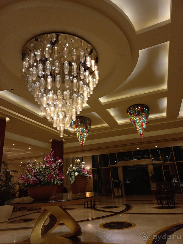 Супер большой отель с аквапарком. 