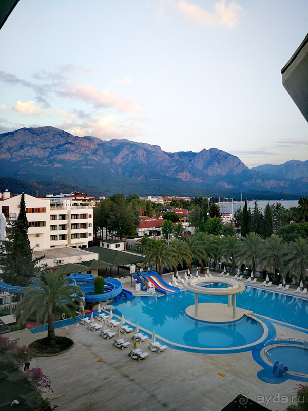 Сдержанный стиль без изыска.