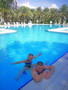 Сдержанный стиль без изыска.