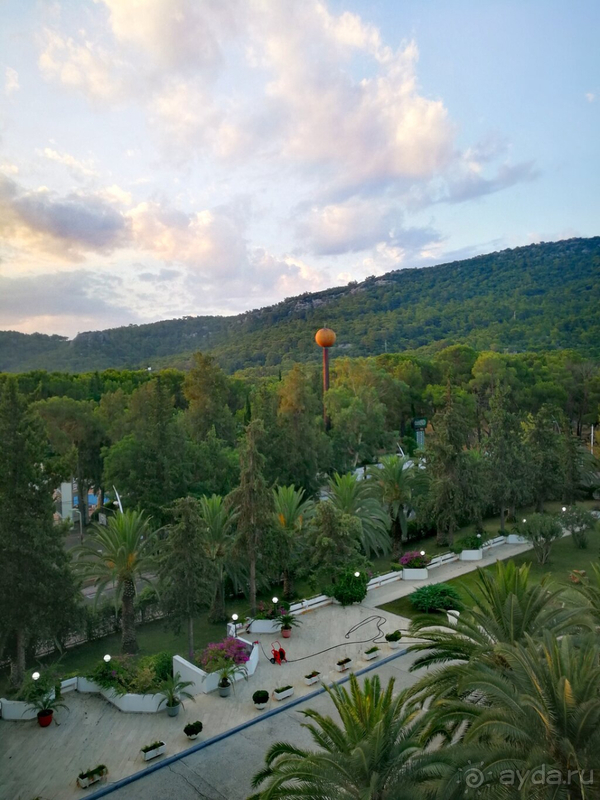 Сдержанный стиль без изыска.