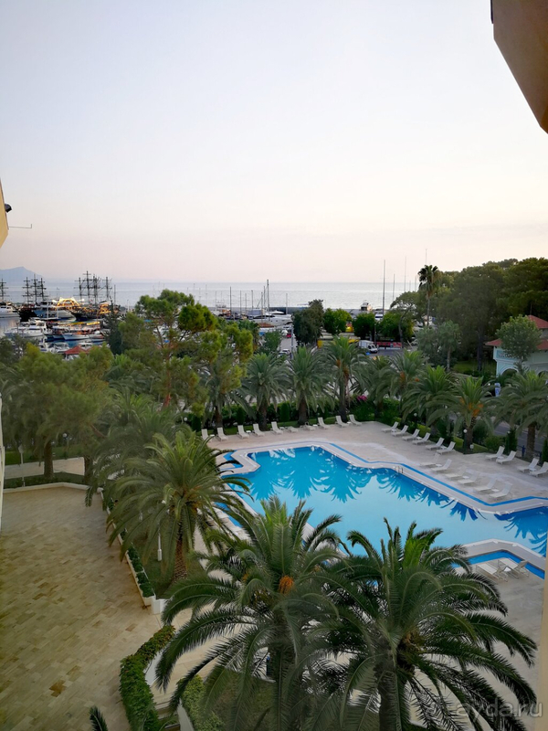 Сдержанный стиль без изыска.