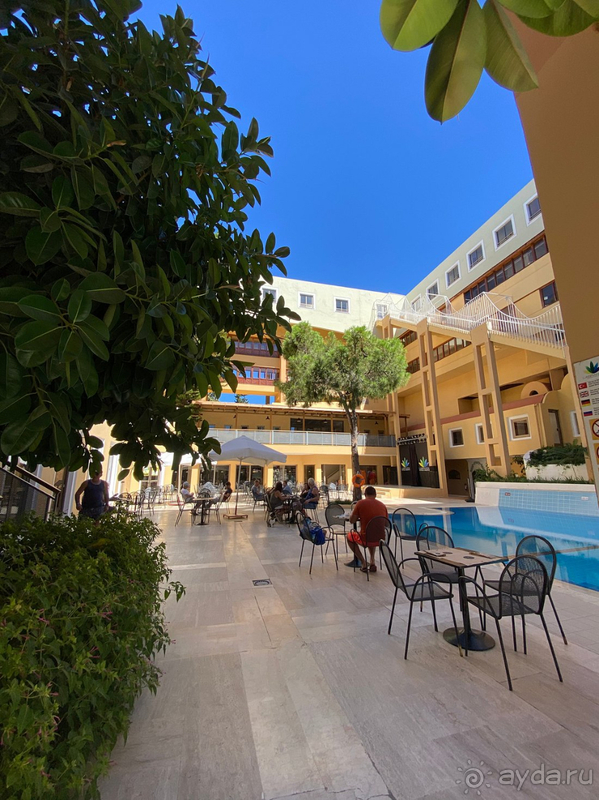 Отель не для молодежи