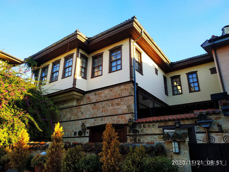 С самой первой минуты знакомства с отелем кажется, что ты попал в сказку...