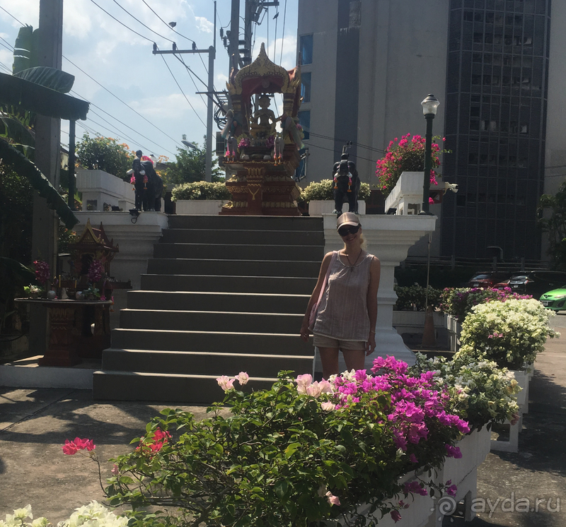 Sawasdee-ka! Это «здравствуйте!» по-тайски.