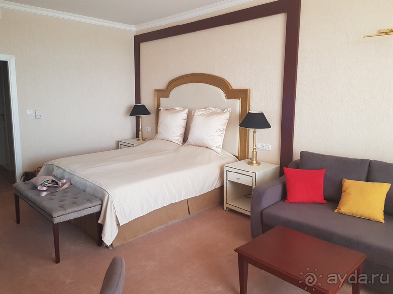 Империал палас - для любителей скульптур!