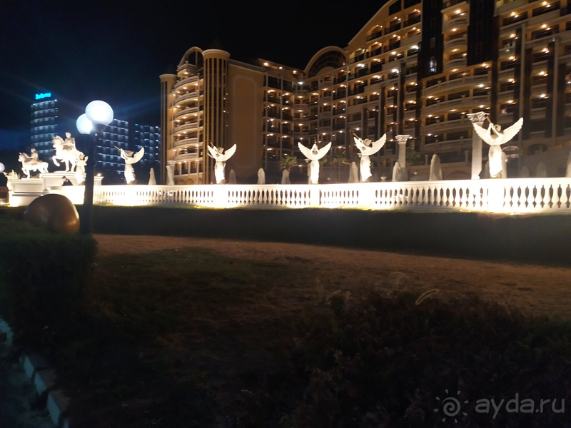 Империал палас - для любителей скульптур!