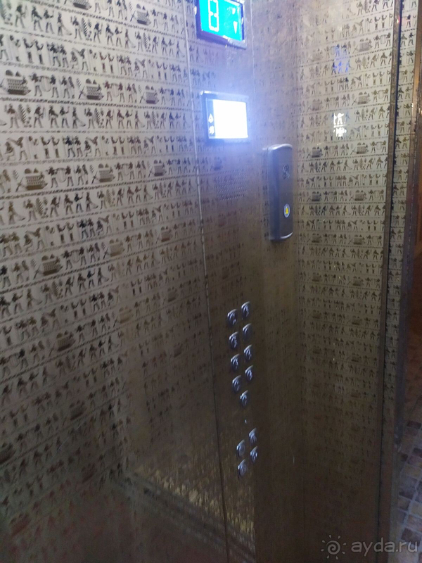 Империал палас - для любителей скульптур!