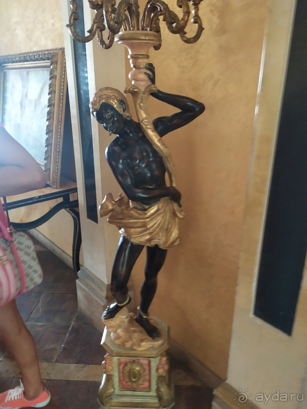 Империал палас - для любителей скульптур!