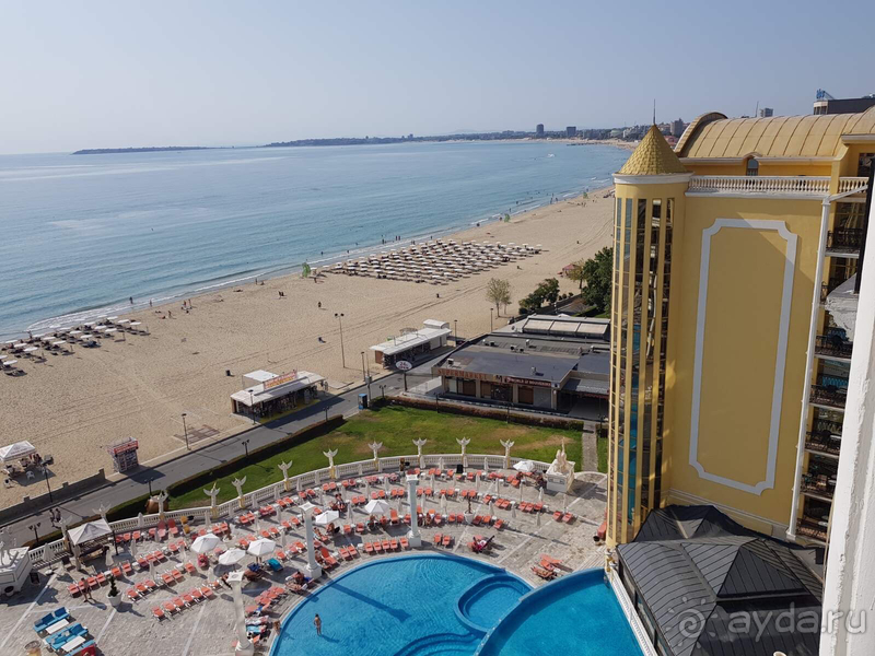 Империал палас - для любителей скульптур!