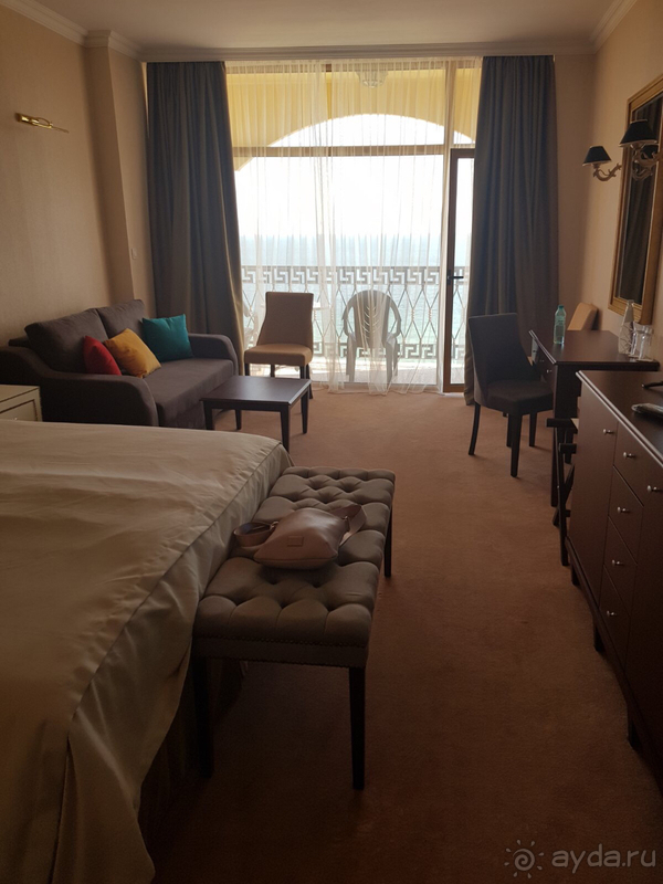 Империал палас - для любителей скульптур!