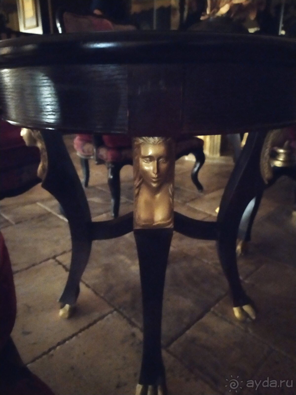 Империал палас - для любителей скульптур!