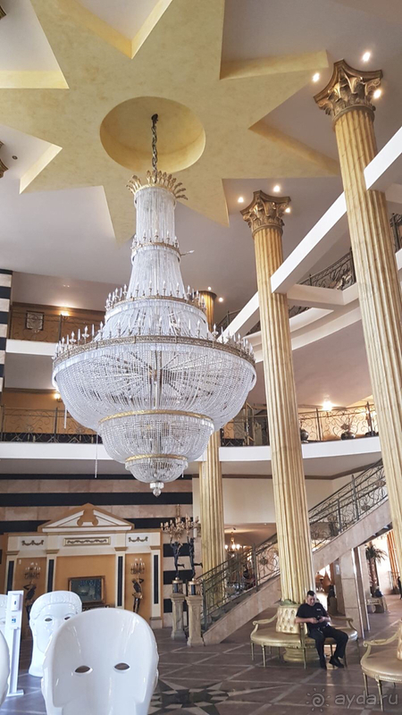 Империал палас - для любителей скульптур!