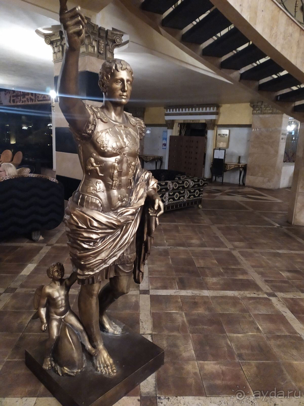 Империал палас - для любителей скульптур!