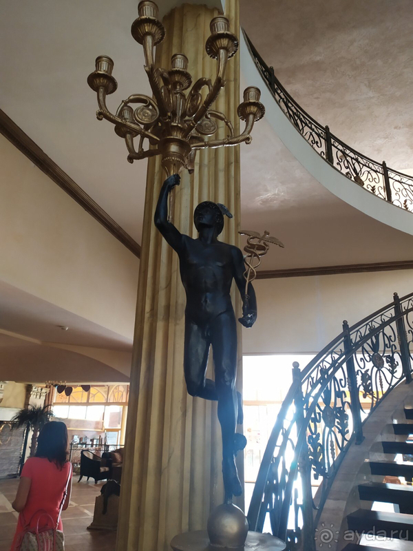 Империал палас - для любителей скульптур!