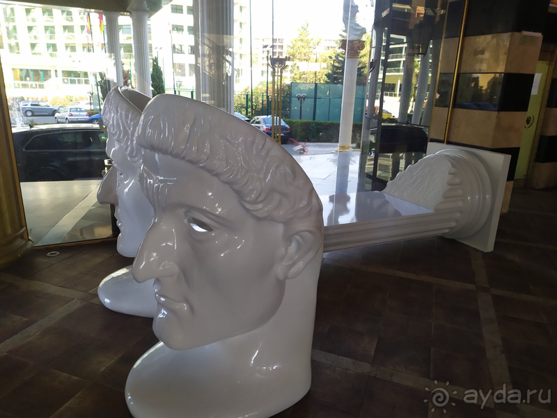 Империал палас - для любителей скульптур!