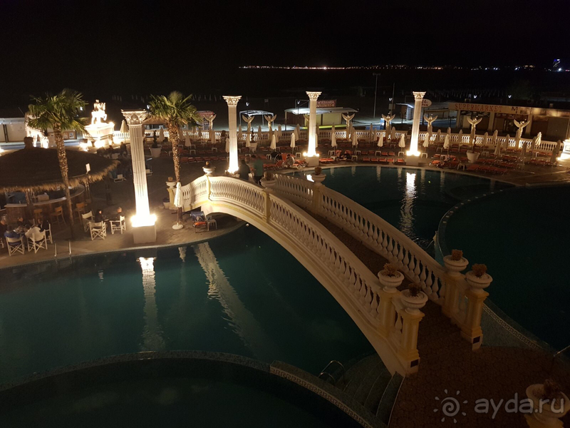 Империал палас - для любителей скульптур!