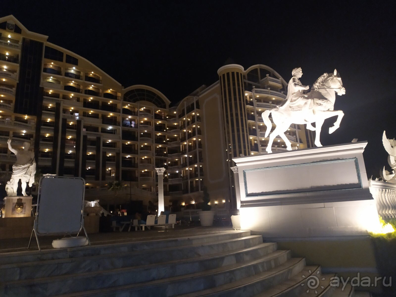 Империал палас - для любителей скульптур!