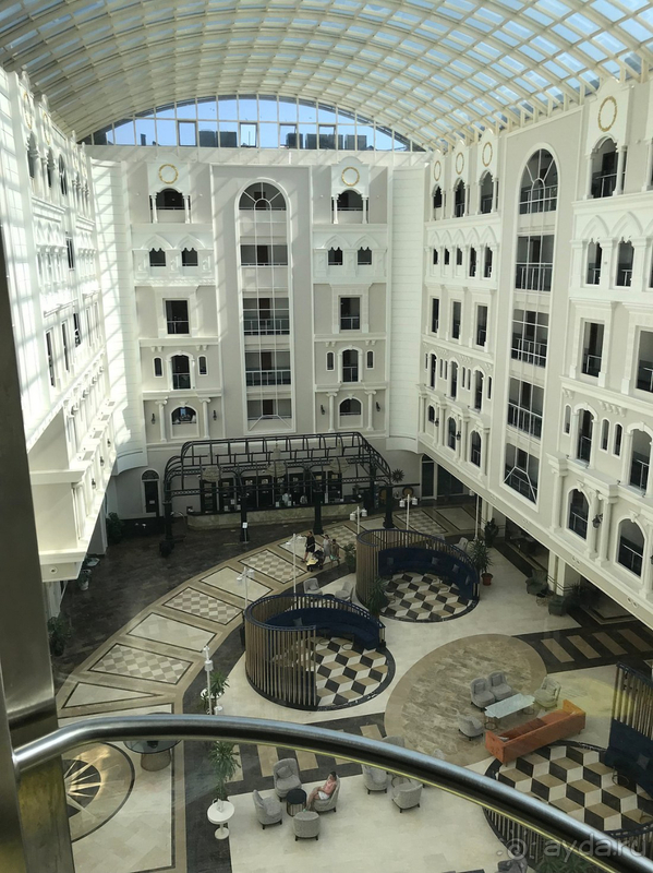 Концепция отеля больше ориентирована на европейцев, это стоит учитывать при выборе.