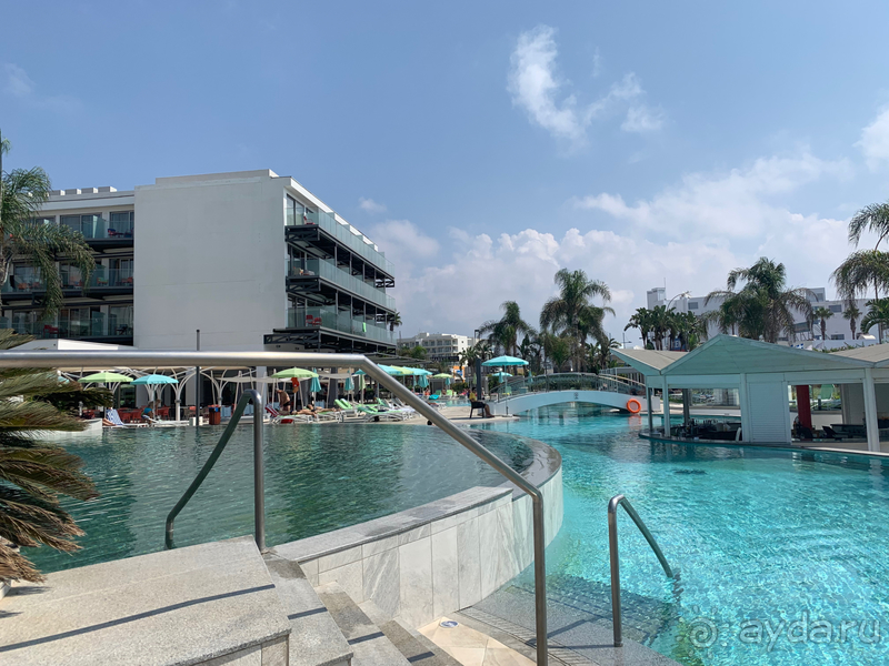 Сервис лучше чем в России , но хуже чем в остальной Европе.