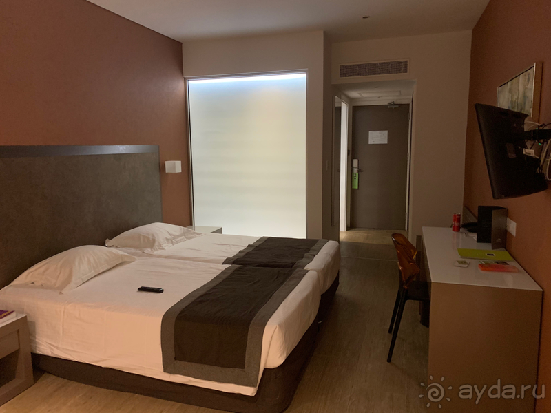 Сервис лучше чем в России , но хуже чем в остальной Европе.