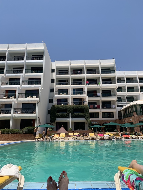 Обычный курортный отель за приемлимую цену