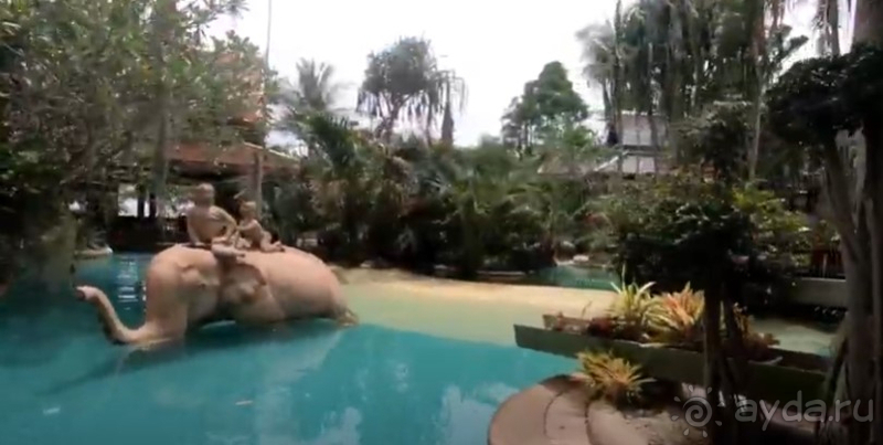 Внутри отеля спокойствие, за пределами веселье Внутри отеля спокойствие, за пределами веселье