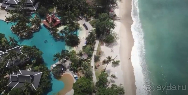 Внутри отеля спокойствие, за пределами веселье