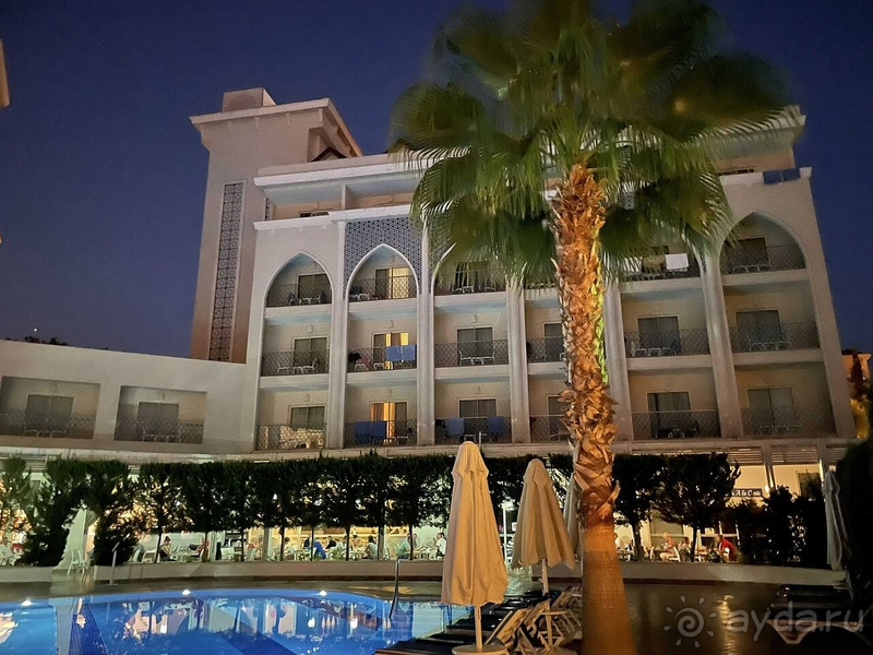 Замечательный отель 16+