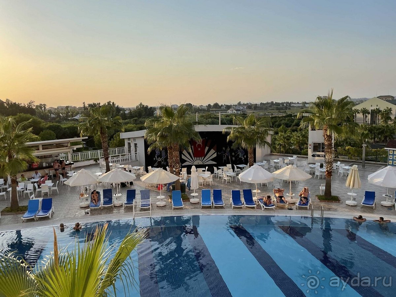 Замечательный отель 16+