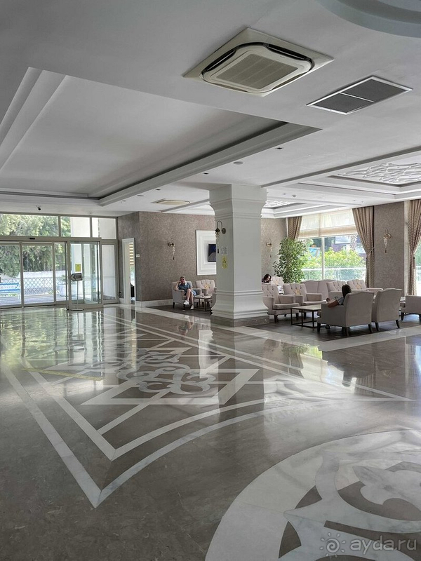 Замечательный отель 16+