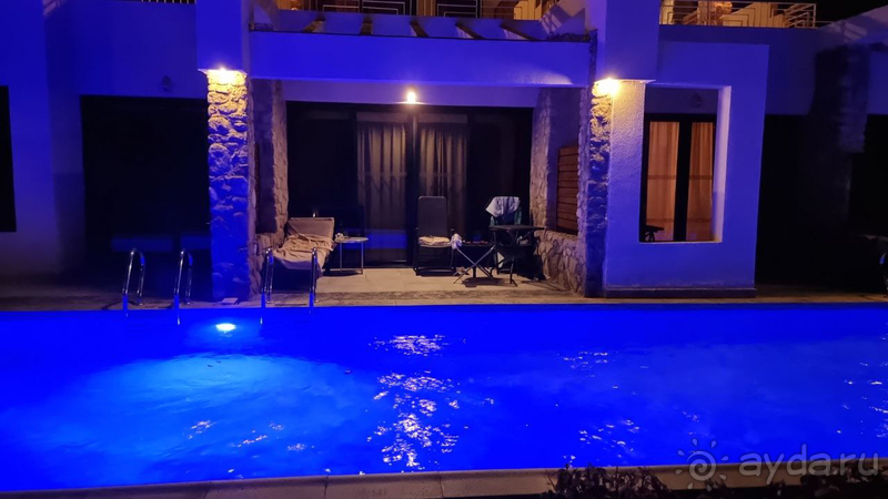 Шикарный отель с красивой территорией и питанием.