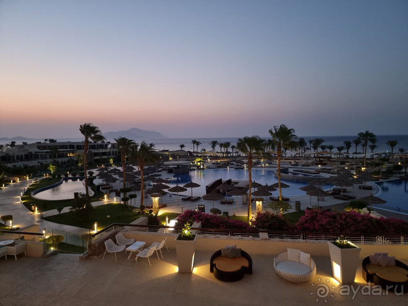 Шикарный отель с красивой территорией и питанием.