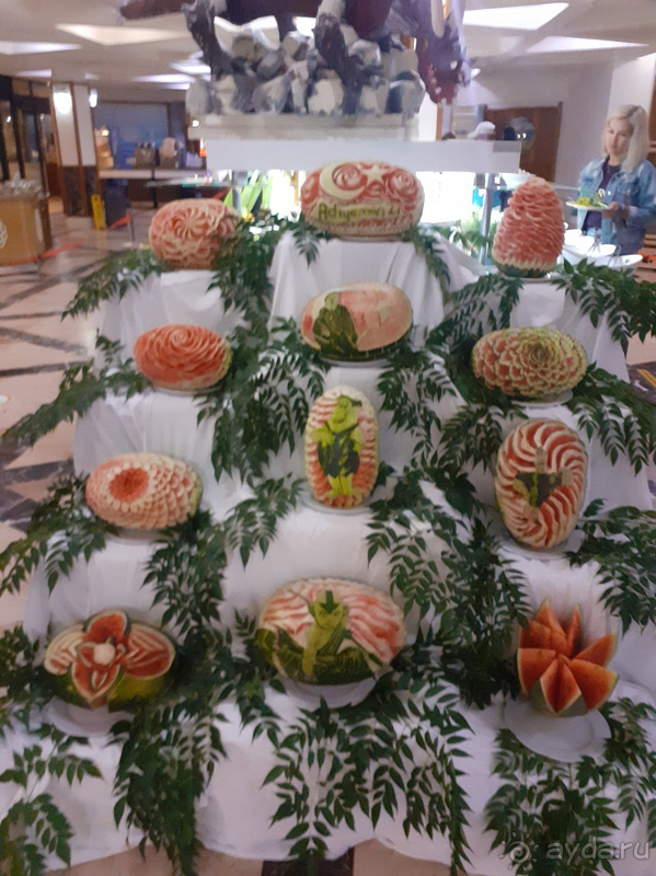 Отель большой красивый, старенький, но уютный.