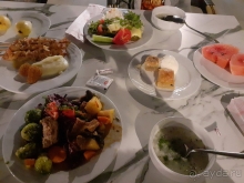 Отель большой красивый, старенький, но уютный.